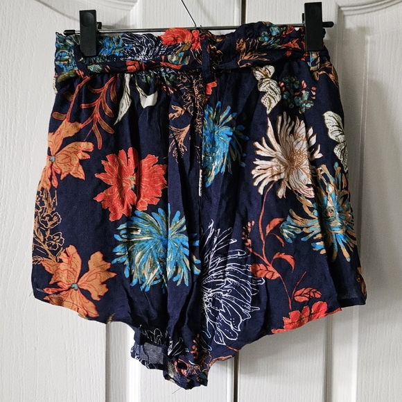 NWT Wanderlux floral shorts, medium - Picture 2 of 4